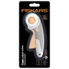 Oryginalnie zapakowany nóż krawiecki Fiskars Trigger Rotary Cutter z ostrzem 45 mm z powłoką tytanową. Zestaw gotowy do użycia, zawierający profesjonalne narzędzie z ergonomicznym uchwytem SoftGrip i bezpieczną blokadą tnącą.
