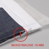 Zbliżenie na stopkę tnąco-szyjącą Jack F6 podczas pracy z wymagającym materiałem. Maszyna idealnie radzi sobie z przejściami przez zgrubienia, zachowując stabilną prędkość i nienaganną geometrię formowanego ściegu.