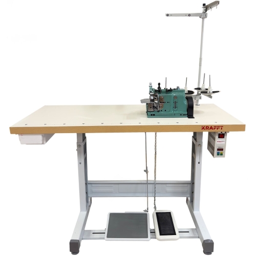 Profesjonalne stanowisko z maszyną KRAFFT KF-3U do obszywania naszywek. Komplet zawiera stabilny stół z ergonomicznym blatem, stojak na nici, pedały sterujące oraz zewnętrzny panel do precyzyjnej regulacji parametrów pracy.