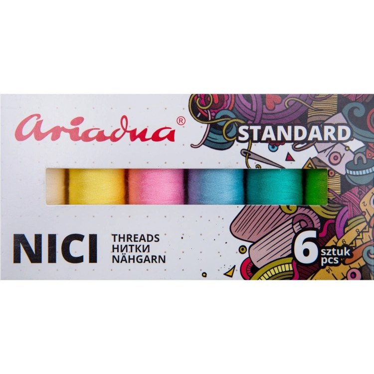 Zestaw 6 nici do szycia Ariadna Talia w kolorach wiosennych: żółty, różowy, niebieski, fioletowy, zielony. Nici umieszczone w opakowaniu z grafiką, widoczna informacja o ilości 6 sztuk oraz logo Ariadna.