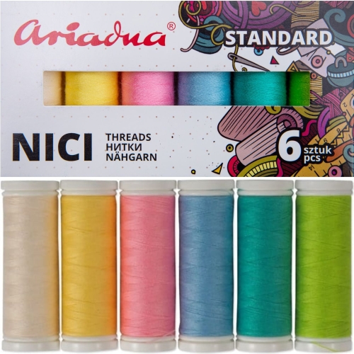 Zestaw 6 nici do szycia Ariadna Talia w kolorach wiosennych: żółty, różowy, niebieski, fioletowy, zielony. Nici umieszczone w opakowaniu z grafiką, widoczna informacja o ilości 6 sztuk oraz logo Ariadna.