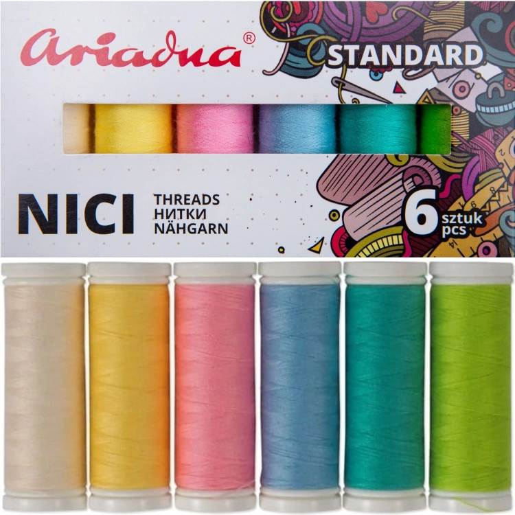 Zestaw 6 nici do szycia Ariadna Talia w kolorach wiosennych: żółty, różowy, niebieski, fioletowy, zielony. Nici umieszczone w opakowaniu z grafiką, widoczna informacja o ilości 6 sztuk oraz logo Ariadna.