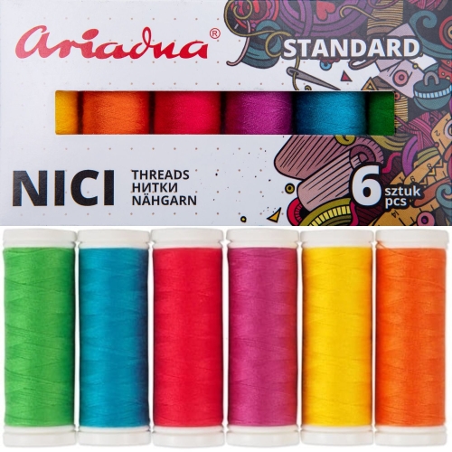 Zestaw 6 nici do szycia Ariadna Talia w kolorach letnich, w tym żółtym, pomarańczowym, różowym, fioletowym, niebieskim i zielonym. Nici umieszczone w kartonowym opakowaniu z kolorowym wzorem. Widoczny napis Ariadna i 6 sztuk.