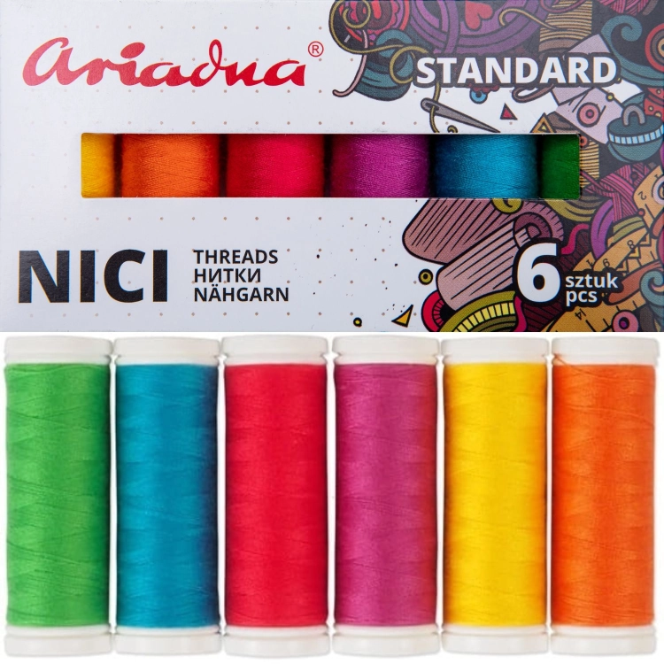Zestaw 6 nici do szycia Ariadna Talia w kolorach letnich, w tym żółtym, pomarańczowym, różowym, fioletowym, niebieskim i zielonym. Nici umieszczone w kartonowym opakowaniu z kolorowym wzorem. Widoczny napis Ariadna i 6 sztuk.