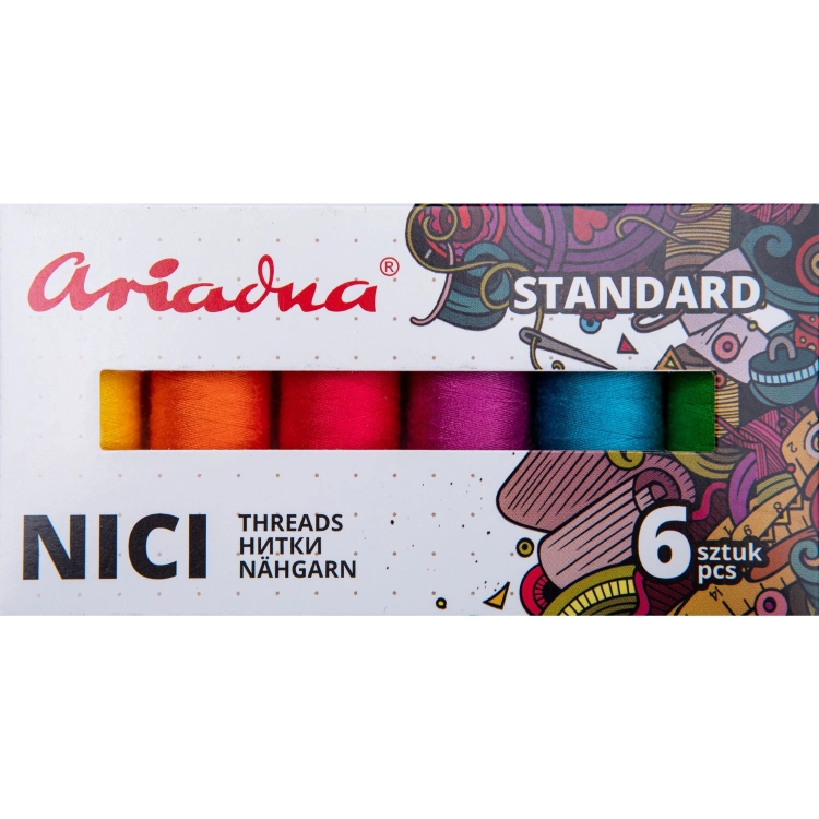 Zestaw 6 nici do szycia Ariadna Talia w kolorach letnich, w tym żółtym, pomarańczowym, różowym, fioletowym, niebieskim i zielonym. Nici umieszczone w kartonowym opakowaniu z kolorowym wzorem. Widoczny napis Ariadna i 6 sztuk.