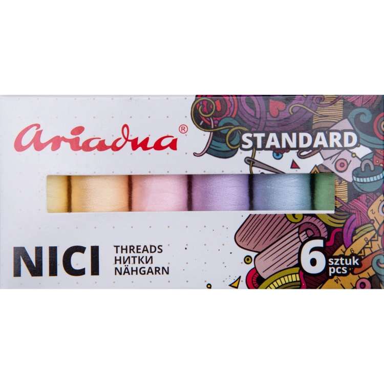 Zestaw 6 nici do szycia Ariadna Talia w pastelowych kolorach: żółtym, różowym, fioletowym, niebieskim i zielonym. Nici umieszczone w opakowaniu z logo Ariadna. Widok frontalny na pudełko.