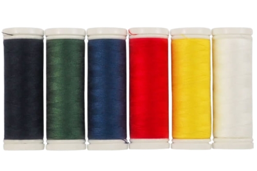 Zestaw 6 nici elastycznych Ariadna Elastic Sport w kolorach: biały, żółty, czerwony, granatowy, zielony i czarny. Nici umieszczone na białych szpulkach, stojące w rzędzie, każda o długości 120/180m. Idealne do szycia i projektów tekstylnych.