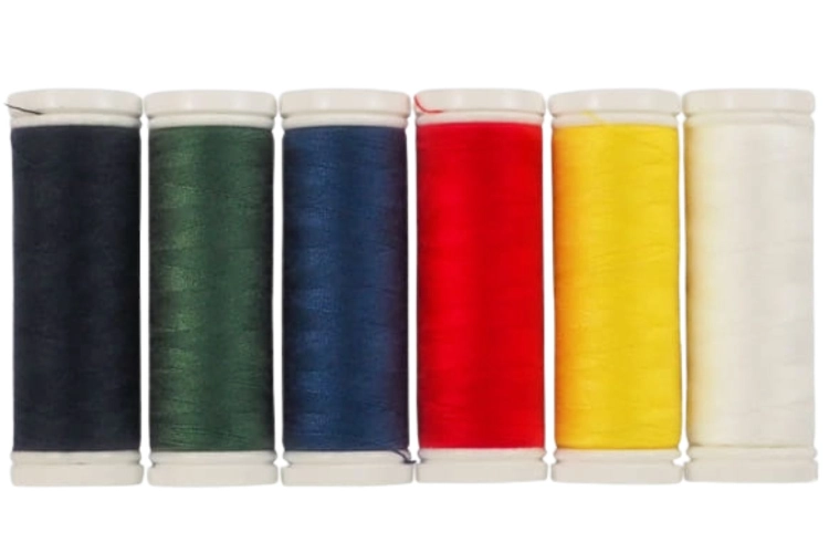 Zestaw 6 nici elastycznych Ariadna Elastic Sport w kolorach: biały, żółty, czerwony, granatowy, zielony i czarny. Nici umieszczone na białych szpulkach, stojące w rzędzie, każda o długości 120/180m. Idealne do szycia i projektów tekstylnych.