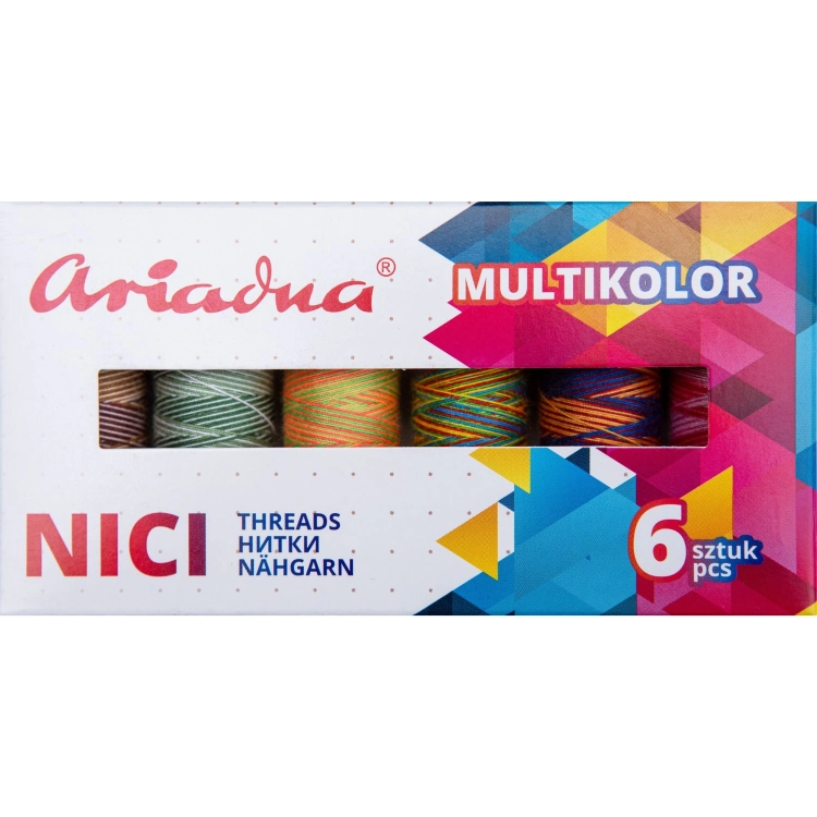 Zestaw 6 nici do szycia Ariadna Multikolor Earth, w opakowaniu z kolorowymi szpulkami. Nici mają różnorodne kolory: brązowy, zielony, pomarańczowy, niebieski i fioletowy. Opakowanie z widocznym logo oraz informacjami w trzech językach.