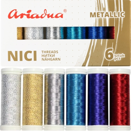 Zestaw 6 metalicznych nici do szycia Ariadna w odcieniach złotym, srebrnym, niebieskim i czerwonym, umieszczonych w opakowaniu. Nici w dwóch grubościach: 30N/150m i 40N/250m, o błyszczącej fakturze, idealne do dekoracyjnych szycia.