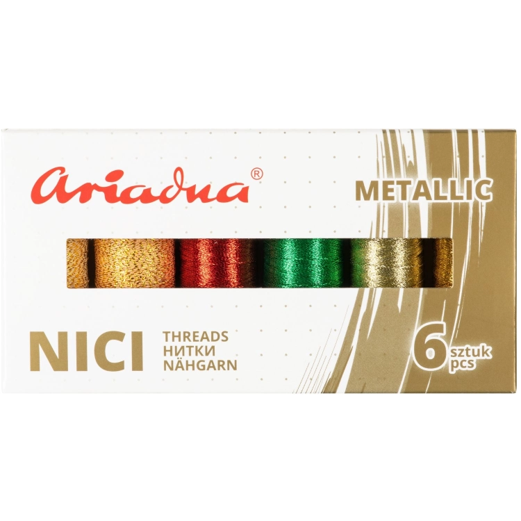 Zestaw 6 metalicznych nici do szycia Ariadna, w kolorach złotym, czerwonym, zielonym i brązowym. Nici umieszczone w prostokątnym opakowaniu z logo producenta na białym tle. Widoczne oznaczenie METALLIC oraz 6 sztuk.