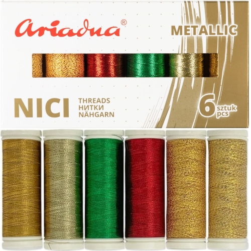 Zestaw 6 metalicznych nici do szycia Ariadna, w kolorach złotym, czerwonym, zielonym i brązowym. Nici umieszczone w prostokątnym opakowaniu z logo producenta na białym tle. Widoczne oznaczenie METALLIC oraz 6 sztuk.