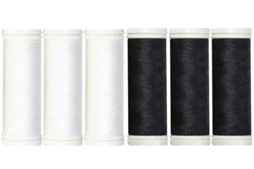 Zestaw 6 elastycznych nici do szycia Ariadna Elastic w kolorach białym i czarnym. Widoczne cztery szpule czarne i dwie białe, umieszczone obok siebie, z wyraźnie oznaczonymi końcówkami. Każda szpula ma klasyczny, okrągły kształt.