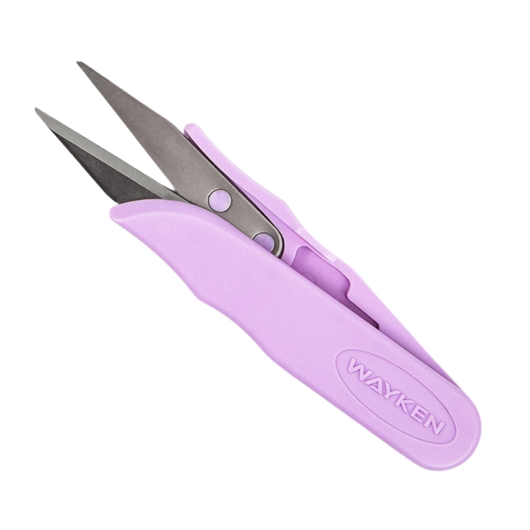Obcinaczki do nitek o długości 10,5 cm w kolorze fioletowym z metalowymi ostrzami. Ujęcie z boku, pokazujące otwarte ostrza i ergonomiczny uchwyt z logo WAYKEN. Idealne do precyzyjnego cięcia nitek.