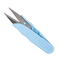 Obcinaczki do nitek o długości 10,5 cm w kolorze niebieskim z metalowymi ostrzami. Produkt z ergonomiczną, plastikową rączką, stojący w pozycji otwartej, z widocznym logo WAYKEN. Idealne do precyzyjnego cięcia nitek.