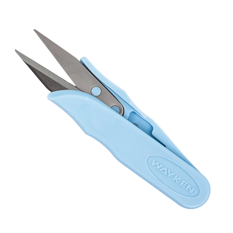 Obcinaczki do nitek o długości 10,5 cm w kolorze niebieskim z metalowymi ostrzami. Produkt z ergonomiczną, plastikową rączką, stojący w pozycji otwartej, z widocznym logo WAYKEN. Idealne do precyzyjnego cięcia nitek.
