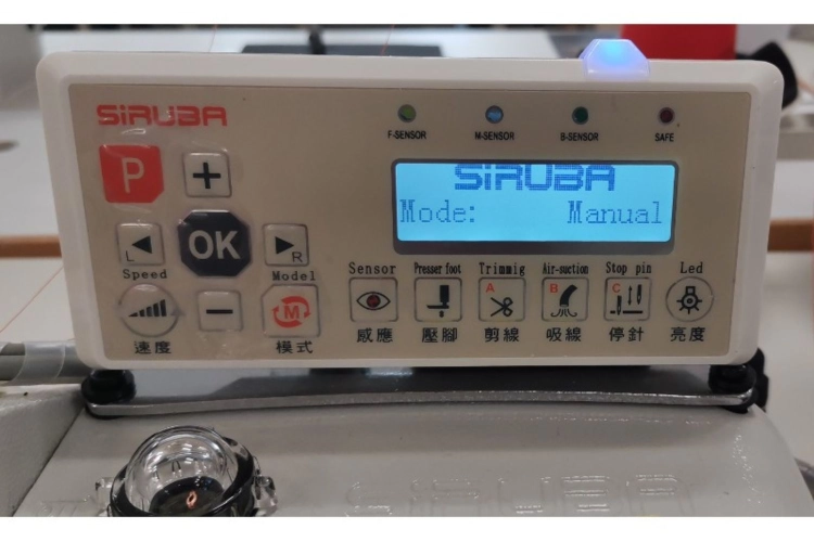 Panel sterujący owerloka SIRUBA 757L-516M3-55/ECA-U z wyświetlaczem i przyciskami funkcyjnymi. Widać ustawienia trybu pracy, sensorów, podnoszenia stopki, obcinania, odsysania oraz oświetlenia LED.