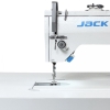 Zbliżenie na strefę szycia maszyny JACK JK-20U-93Z z widoczną igielnicą, stopką i oświetleniem LED. Zdjęcie pokazuje miejsce prowadzenia materiału oraz obszar, w którym powstaje ścieg zygzakowy.