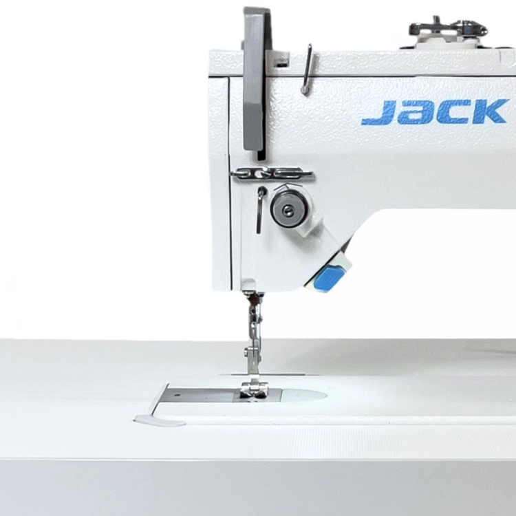 Zbliżenie na strefę szycia maszyny JACK JK-20U-93Z z widoczną igielnicą, stopką i oświetleniem LED. Zdjęcie pokazuje miejsce prowadzenia materiału oraz obszar, w którym powstaje ścieg zygzakowy.