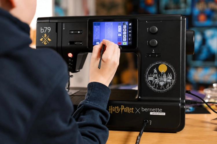 Ekran dotykowy maszyno-hafciarki Bernette B79 Harry Potter obsługiwany rysikiem, pokazujący wygodne ustawianie wzoru, edycję projektu i kontrolę funkcji bezpośrednio w maszynie.