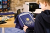 Gotowy haft wykonany na materiale w tamborku, prezentujący efekt dekoracyjny możliwy do uzyskania na maszyno-hafciarce Bernette B79 Harry Potter podczas personalizacji tekstyliów.