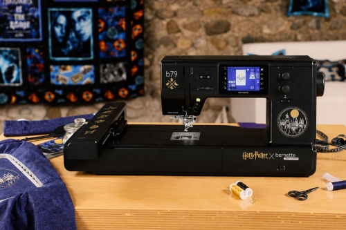 Bernette B79 Harry Potter ustawiona w domowej pracowni, z modułem haftującym i akcesoriami na stole, gotowa do tworzenia haftów, dekoracji tekstylnych oraz personalizowanych projektów.