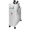 Wytwornica pary Comel Pratika CMP INOX 5l w kolorze stalowym, z widocznymi przyciskami, wskaźnikiem ciśnienia i gniazdem zewnętrznym, stojąca na kółkach, z wykończeniem matowym. Produkt ukazany z boku, ujawniając detale konstrukcyjne.