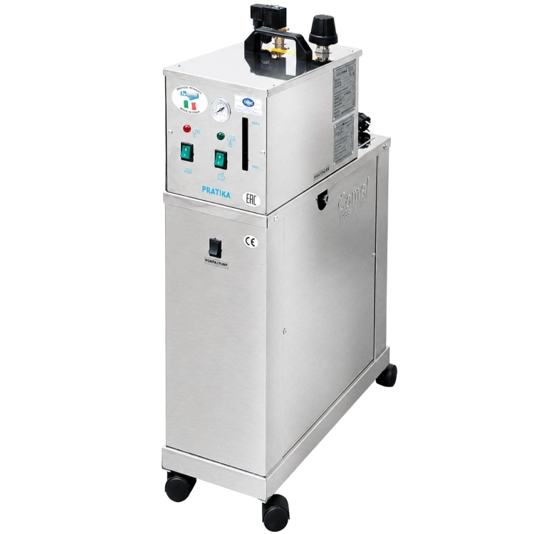 Wytwornica pary Comel Pratika CMP INOX 5l w kolorze stalowym, z widocznymi przyciskami, wskaźnikiem ciśnienia i gniazdem zewnętrznym, stojąca na kółkach, z wykończeniem matowym. Produkt ukazany z boku, ujawniając detale konstrukcyjne.