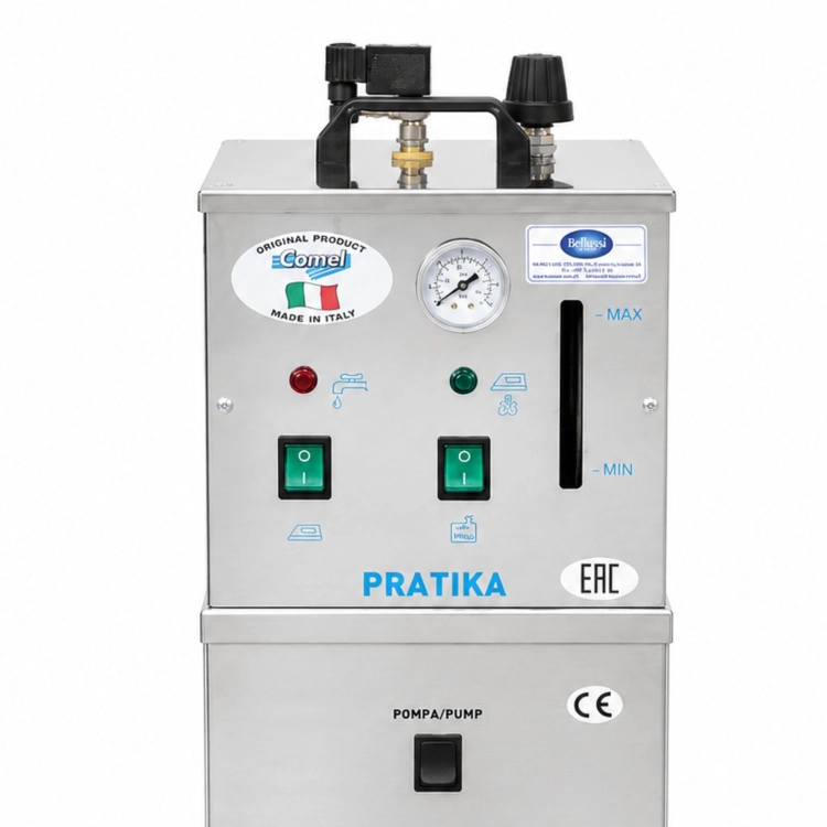 Wytwornica pary Comel Pratika CMP INOX 5l w kolorze stalowym, z widocznymi przyciskami, wskaźnikiem ciśnienia i gniazdem zewnętrznym, stojąca na kółkach, z wykończeniem matowym. Produkt ukazany z boku, ujawniając detale konstrukcyjne.