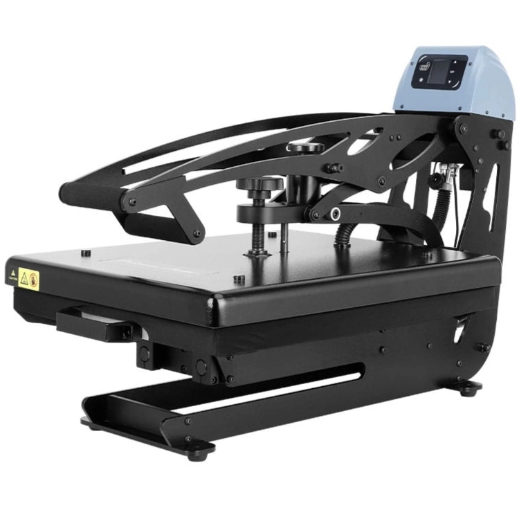 Prasa termiczna ustawiona pod lekkim kątem, z opuszczonym ramieniem i zamkniętą płytą grzewczą. Zdjęcie pokazuje kompaktową konstrukcję, panel sterowania i metalową podstawę urządzenia. Ujęcie na białym tle.