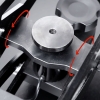 Zbliżenie na metalowy element mechanizmu dociskowego prasy termicznej. Czerwone strzałki wskazują kierunek ruchu części odpowiedzialnej za pracę ramienia i równomierne zamykanie urządzenia. Ujęcie na białym tle.