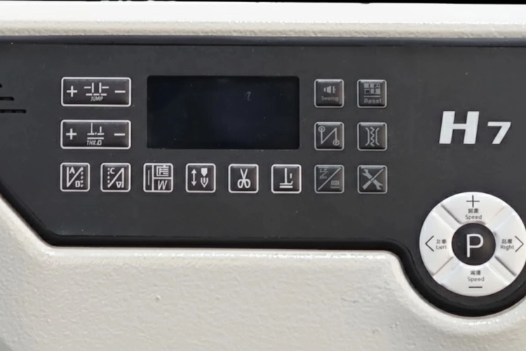 Panel sterowania w Jack H7 jest przejrzysty i intuicyjny, dzięki czemu obsługa maszyny nie wymaga skomplikowanej konfiguracji. Czytelny wyświetlacz umożliwia szybkie sprawdzenie aktualnych ustawień.