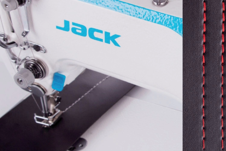 Przemysłowa stebnówka JACK H5K podczas wykonywania równoległych przeszyć na czarnym materiale. Po prawej stronie pokazano zbliżenie równych szwów wykonanych kontrastową czerwoną nicią na powierzchni materiału.