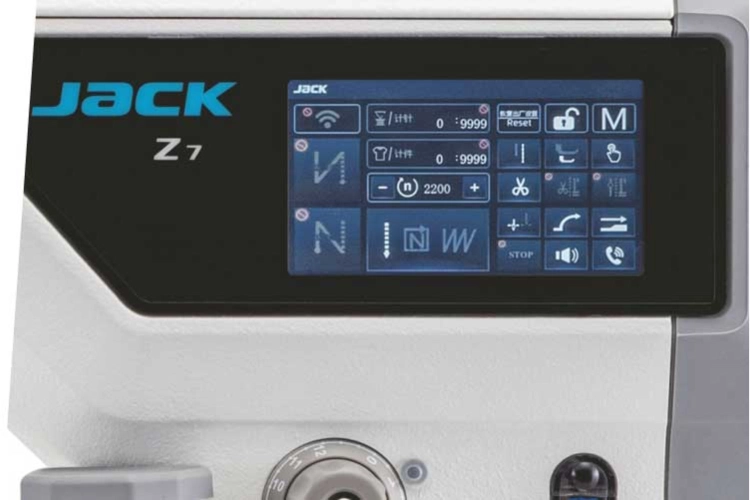 Zbliżenie dotykowego panelu wbudowanego w głowicę JACK Z7-29100. Ekran umożliwia kontrolę prędkości oraz funkcji automatycznych, a jego położenie zapewnia łatwy i wygodny dostęp do ustawień podczas szycia.
