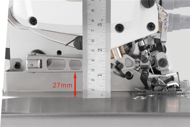 Widok z boku na owerlok JACK E4S-4-M03/333, z wyraźnie widocznym metalowym korpusem i elementami roboczymi. Obok umieszczona miara, wskazująca wysokość 27 mm. Detale mechanizmu w kolorze srebrnym i czarnym, z wyraźnymi śrubami i mocowaniami.