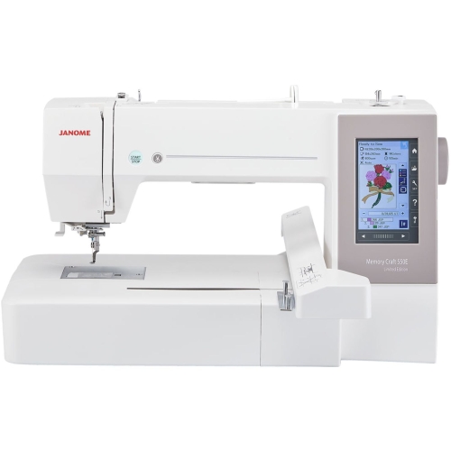 Hafciarka Janome MC550E LE w kolorze białym, z ekranem dotykowym i przyciskami sterującymi. Widoczny mechanizm szycia z igłą oraz panel z opcjami haftowania. Produkt złożony, na jednolitym tle.