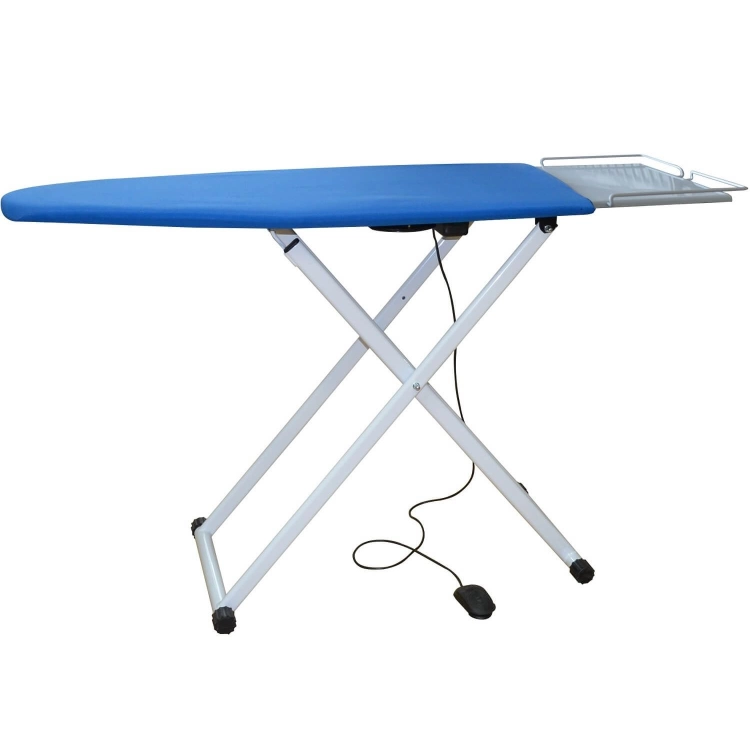 Stół prasowalniczy ROTONDI MINI 9 w kolorze niebieskim, z podgrzewaną powierzchnią i funkcją odsysania. Ustawiony w pozycji stojącej, z metalową konstrukcją i regulowanym uchwytem na żelazko. Widoczny kabel z przełącznikiem.