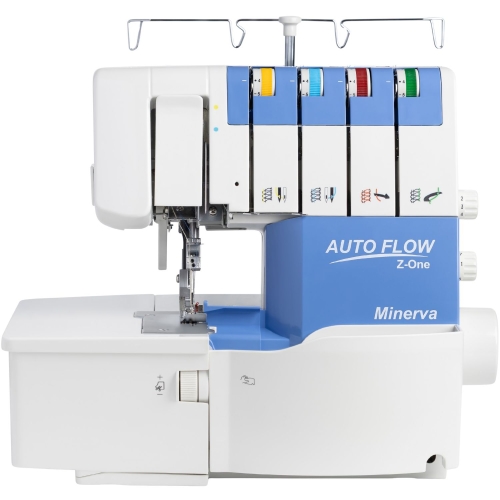 Minerva AutoFlow Z-One pokazana od frontu na białym tle. Ujęcie dobrze prezentuje strefę szycia, pokrętła naprężenia nici, pojemnik na ścinki oraz charakterystyczną niebiesko-białą obudowę owerloka. W ofercie.