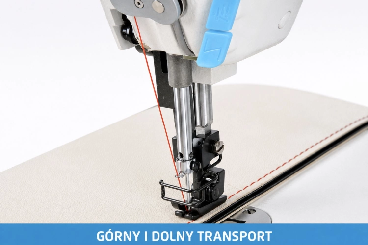 Zbliżenie na strefę szycia pokazuje mechanizm górnego i dolnego transportu, który wspiera równomierne przesuwanie wielu warstw materiału. To rozwiązanie szczególnie przydatne przy skórze, tapicerce i grubych tkaninach.
