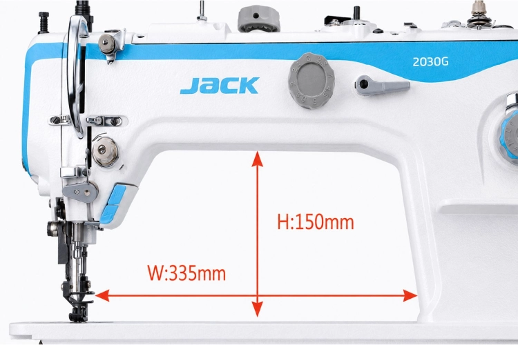 Duża przestrzeń robocza pod ramieniem maszyny ułatwia prowadzenie większych elementów materiału. JACK 2030G oferuje około 335 mm szerokości i 150 mm wysokości w obszarze roboczym, co zwiększa swobodę szycia.