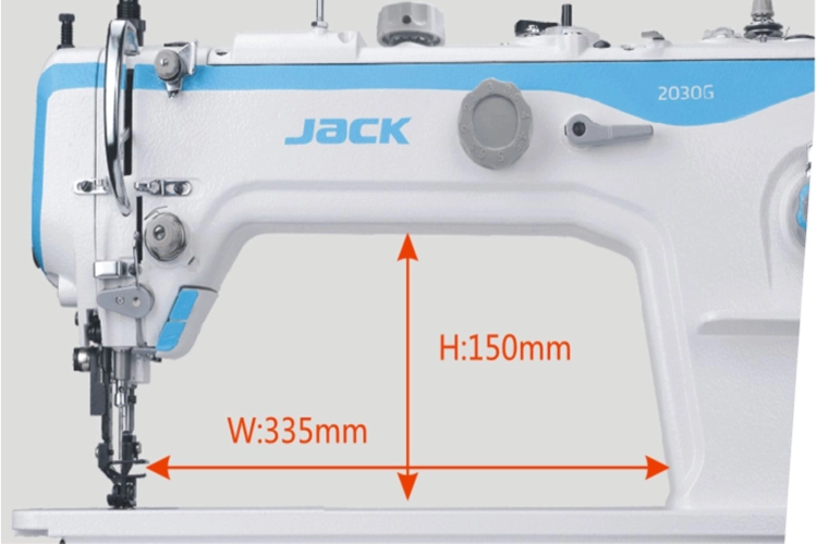 Wydłużone ramię zapewnia około 335 mm szerokości i 150 mm wysokości przestrzeni roboczej. Większy prześwit ułatwia prowadzenie dużych elementów, takich jak tapicerka, pokrowce, torby czy fragmenty wyposażenia.