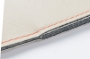 Zdjęcie pokazuje przykład przeszycia kilku warstw grubego materiału. JACK JK-2060GHC-4UQ został przystosowany do pracy z wymagającymi pakietami, gdzie liczy się stabilne prowadzenie i równy wygląd wykonywanego ściegu.