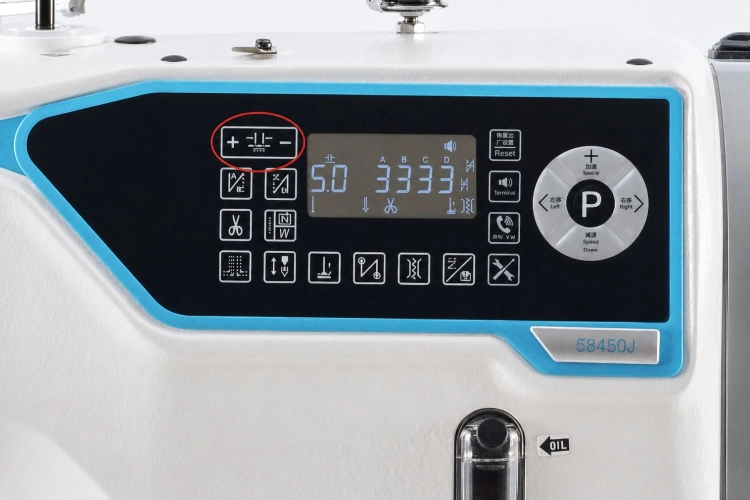 Elektroniczny panel sterowania stebnówki JACK JK-58450J-A-103 z wyświetlaczem i przyciskami funkcyjnymi. Umożliwia ustawianie parametrów szycia oraz wygodną obsługę funkcji automatycznych podczas pracy.