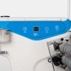 Elektroniczny panel sterowania JACK W4 z czytelnym wyświetlaczem i przyciskami regulacji. Umożliwia szybkie zwiększanie i zmniejszanie prędkości szycia oraz zmianę intensywności oświetlenia LED w obszarze roboczym.