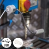 Lampka do maszyn szwalniczych TEXI LED USB, z elastycznym ramieniem. Złącze USB, 12 diod LED, moc 0,6W. Zainstalowana obok maszyny, na tle metalowej powierzchni. Widoczny detal złącza oraz wtyczki.