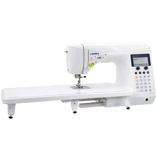 Maszyna do szycia JUKI HZL-F600 w kolorze białym, z dużym stolikiem roboczym. Widoczny panel sterujący z przyciskami, w tym wyświetlacz LCD. Nóżka maszyny z igłą oraz mechanizm nawlekania. Ujęcie z boku, prezentujące całość urządzenia.