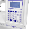 Panel sterujący maszyny do szycia Brother F410 w kolorze białym z niebieskimi przyciskami. Wyświetlacz LCD pokazuje parametry szycia. Widoczne przyciski do wyboru ściegów oraz regulacji. Logo Innov-is na obudowie.