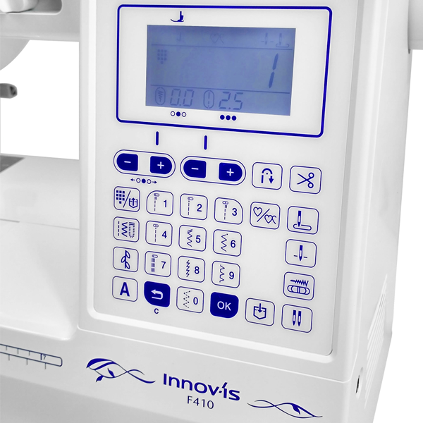 Panel sterujący maszyny do szycia Brother F410 w kolorze białym z niebieskimi przyciskami. Wyświetlacz LCD pokazuje parametry szycia. Widoczne przyciski do wyboru ściegów oraz regulacji. Logo Innov-is na obudowie.