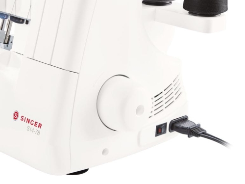 Owerlok Singer S14-78 w kolorze białym, widoczny z boku. Na obudowie znajduje się logo producenta oraz włącznik zasilania. Z tyłu widoczny jest kabel zasilający. Maszyna ma prostą, ergonomiczną konstrukcję.