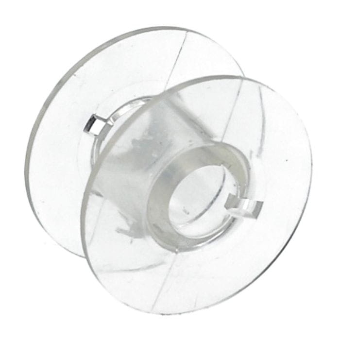 Szpulka plastikowa płaska do bębenka, przezroczysta, o okrągłym kształcie z centralnym otworem. Widoczna podstawa z delikatnymi nacięciami. Produkt leżący na białym tle, idealny do maszyn do szycia.